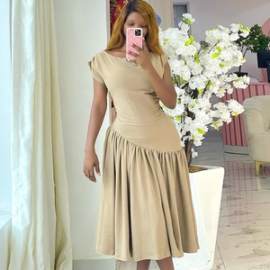 Robe plissée mi-longue en polyester, taille haute, coupe ajustée, couleur unie, col rond, dos nu, style sexy et élégant, collection Printemps 2026 - Product Image 4