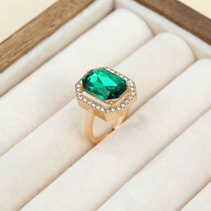Nouvel ensemble de bijoux fantaisie 2026 pour femmes : collier, bague et boucles d'oreilles au design de niche, luxe léger et raffiné, pour un style affirmé. - Product Image 6