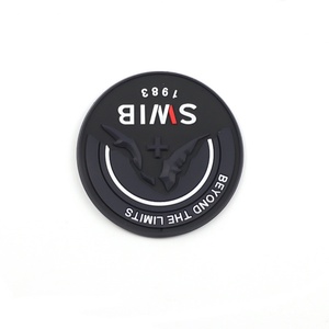 Patchs en PVC souple 3D personnalisés en forme de logo, badges en plastique avec dos adhésif - Product Image 5