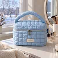 Sac de toilette matelassé personnalisé avec logo, grande capacité, fermeture éclair, organiseur de maquillage, rembourrage doux, portable, pour femmes