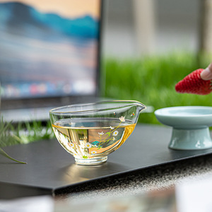 Taza de cristal con diseño de margaritas, forma de media luna, para servir té, uso para adultos - Product Image 2