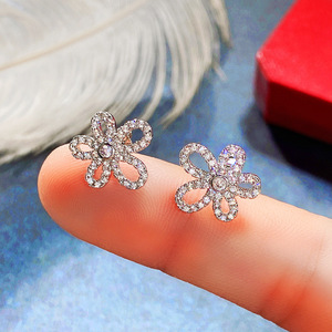 Orecchini pendenti 3D a forma di girasole con pavé di pietre scintillanti, eleganti gioielli da donna. - Product Image 4