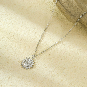 Collier pendentif tournesol classique plaqué or PVD 18 carats avec chaîne à maillons en acier inoxydable motif <span class=keywords><strong>visage</strong></span> humain pour femme - Vente en gros - Product Image 3