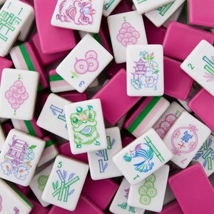 Ensemble complet de mahjong américain en acrylique rose-rouge à quatre couches, avec tuiles de mahjong américaines en acrylique fabriquées à la main - Product Image 1