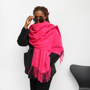 Écharpe triangulaire tricotée personnalisable en gros, couleur unie, confortable et chaude, pour femme, idéale pour l'automne, l'hiver et les pièces climatisées - Product Image 2