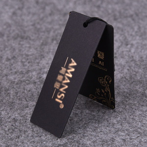 Étiquette de vêtement Honghao en carton noir avec logo personnalisé estampé à chaud pour vêtements homme et femme - Product Image 1