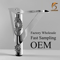 Pieds de meubles en métal chromé poli, support en forme de V avec médaillon floral orné pour canapé et armoire, fabrication OEM