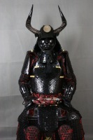Armure de samouraï japonaise Yoroi noire faite à la main, casque Kabuto en corne de taureau découpé, armure entièrement portable pour exposition muséale et cosplay