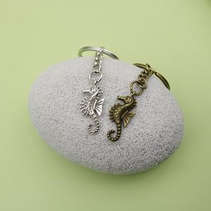 Porte-clés Hippocampe Frisé Côtelé en Alliage Bronze Antique, Accent Nautique, Cadeau pour Étudiants en Biologie Marine - Product Image 4