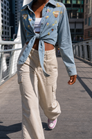 Chemise en jean brodée florale taille haute pour femme, haut court en jean à nouer sur le devant, délavage bleu clair, patchwork vieilli