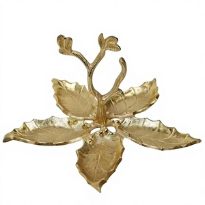 Plateau décoratif en métal finition or en forme de feuille avec centre de table cerf et arbre pour la décoration intérieure et la présentation sur table - Product Image 1