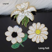 Patch floral perlé français avec motif perforé à coudre ou thermocollant pour accessoires vestimentaires sur vêtements, chaussures et sacs