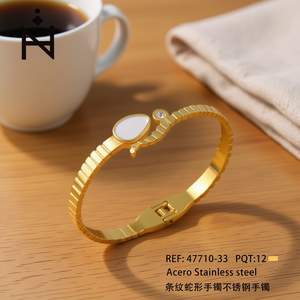 Pulsera de Serpiente Rayada de Acero Inoxidable en Tono Dorado, Joyería de Moda Ajustable - Product Image 3