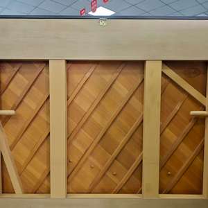 ยังชาง - เปียโนตั้งตรงสีดำที่ให้เสียงที่นุ่มนวลและละเอียดอ่อน - Product Image 2