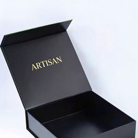 Boîte cadeau magnétique noire en carton rigide avec logo personnalisé en relief, emballage pour parfum et bougie, avec insert en mousse, matériaux recyclés