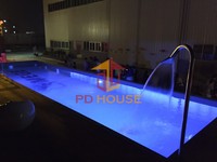 Piscine portable mobile extérieure commerciale avec fenêtre en verre visible au sol et terrasse