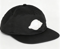 Zwarte ongestructureerde flat brim baseballcap met custom shell borduurpatch, snapback pet voor heren, outdoor, casual, dagelijks gebruik