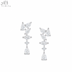 Nouvelle conception, style contemporain simple, boucles d'oreilles faites à la main en or blanc massif 18 carats, serties de pierres en forme de poire, de marquise et de rondes brillantes. - Product Image 1