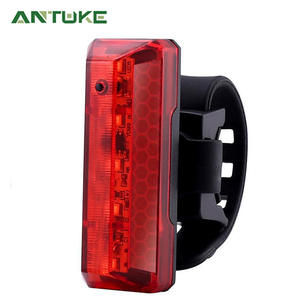 Feu arrière de vélo LED rouge avec réflecteur blanc, style sangle, étanche IPX4, 4 modes, alimenté par batterie, chargement USB - Product Image 2