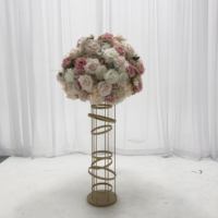 Stands bunga logam emas modern dengan nampan atas bundar dan hiasan spiral untuk pajangan centerpiece pernikahan