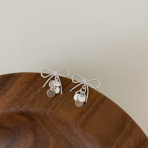 ต่างหูประดับเลื่อมรูปโบว์สีทองของผู้หญิงต่างหูเม็ดเดี่ยวสีเงินสเตอร์ลิงเรียบง่าย - Product Image 3