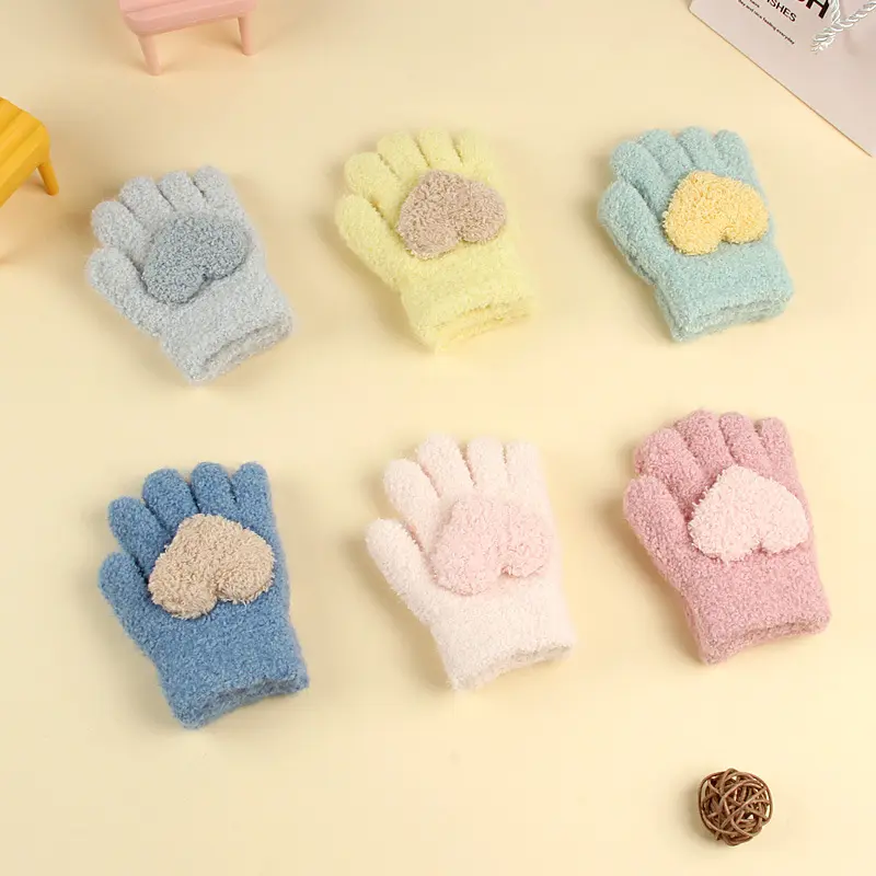 Guantes cálidos de lana Coral para niños, manoplas gruesas de dedos completos de felpa con corazón de amor para bebés de 1 a 5 años