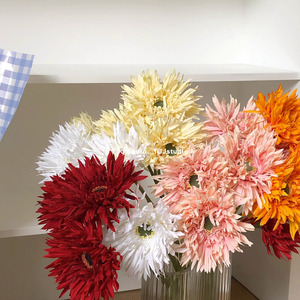 Bouquet de fleurs artificielles réalistes en soie pour la décoration intérieure et les accessoires de photographie en blanc, rouge, orange, crème, jaune, rose clair - Product Image 2