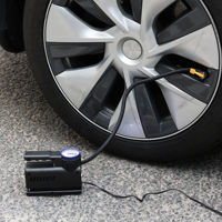 Gonfleur de pneus analogique compact avec lumière LED et embout de gonflage à levier verrouillable