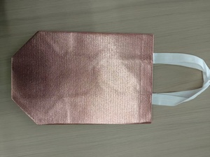 ถุงช้อปปิ้งผ้า PP ไม่ทอเคลือบ BOPP แบบสะพายไหล่ ผลิตในเวียดนาม ทนทาน รับผลิตแบบ OEM ODM คุณภาพสูง หูหิ้วผ้า PP สำหรับใช้งานกลางแจ้ง - Product Image 4