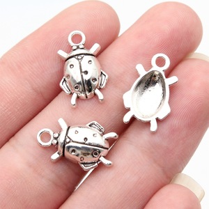 Pendentif Breloque <span class=keywords><strong>Coccinelle</strong></span> en Alliage de Zinc Argenté Antique pour Fabrication de Bijoux DIY, Colliers, Bracelets, Fournitures en Gros - Product Image 1