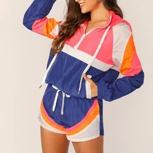 Ensemble deux pièces personnalisé pour femme : short et veste coupe-vent respirante imprimée color block avec doublure en Spandex/Nylon – Vente en gros - Product Image 1