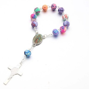 Braccialetto Rosario in Argilla Polimerica Colorata con Croce e Madonna di Guadalupe, Gioiello Cattolico per la Preghiera - Product Image 5