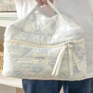 Borsa trapuntata per il trucco floreale pieghevole in PVC custodia per articoli da toeletta cosmetici da viaggio per uso bagno o regali per amici - Product Image 1