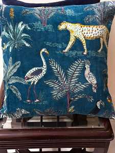 Fundas de Almohada de Terciopelo de Algodón Artesanal, Almohadas Decorativas de Lujo Personalizables, Tigre Majestuoso (Mostaza Dorada): Impresionante y Atemporal - Product Image 1