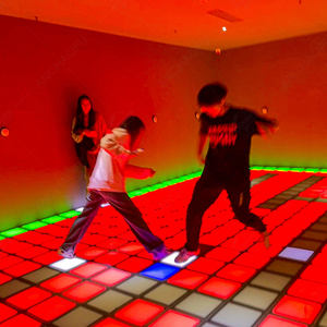 Sol de jeu interactif à LED et piste de danse pour enfants |   Ensemble de tuiles de jeu actif pour arène intérieure, salle d'évasion et parc d'attractions - Product Image 2