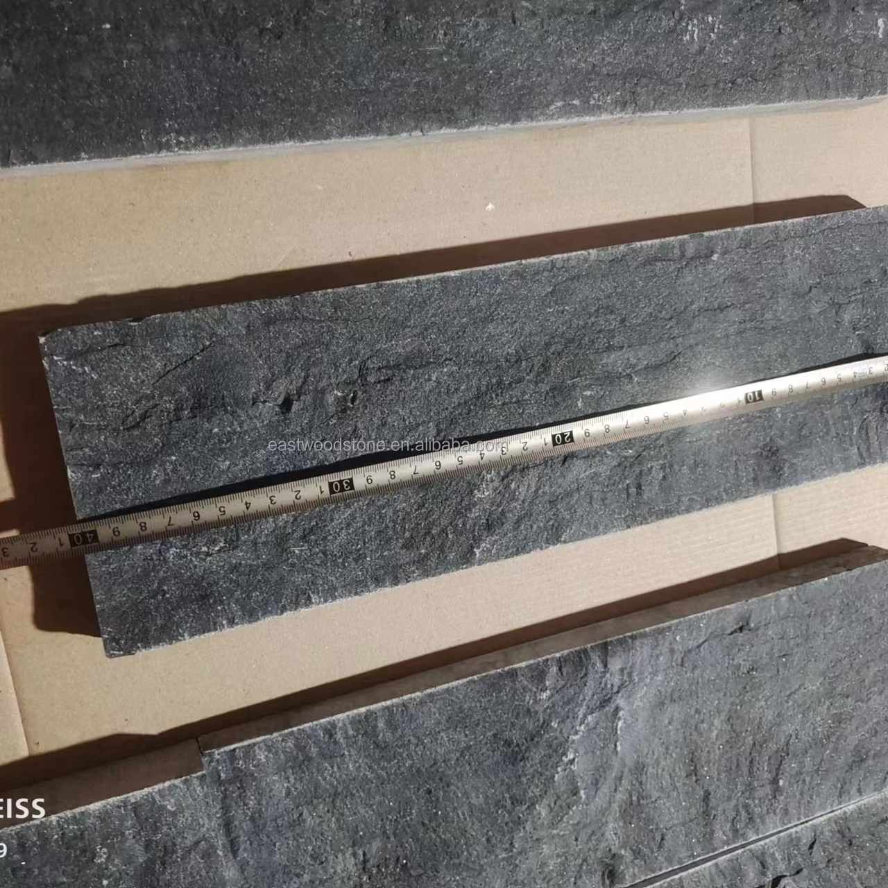 Облицовка стен из черного известняка