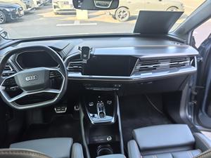 <span class=keywords><strong>Audi</strong></span> Q4 E-tron 40 SUV électrique d'occasion 2024, longue autonomie, véhicule électrique intelligent, prêt à l'exportation, gris sur noir - Product Image 4