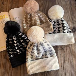Vente en gros <span class=keywords><strong>pas</strong></span> <span class=keywords><strong>cher</strong></span> prix Pom Pom Beanie chapeaux casquette d'hiver sur mesure avec impression de haute qualité pour la scène de plage - Product Image 1