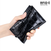 Portefeuille de voyage en cuir pleine fleur texture crocodile avec blocage RFID, cordon tour de cou, porte-cartes pour cartes de crédit et pochette organisatrice d'argent liquide