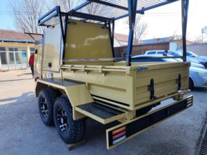 Remorque plateau Eden PREMIUM UTE Tradesman à double essieu avec boîte à outils, porte-échelle, design en tôle perforée, charge utile de 2000 kg, galvanisée à chaud - Product Image 3