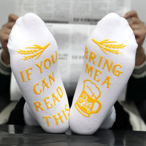 Calcetines novedosos transpirables de longitud de tripulación para mujer, finos, talla única, puedes leer esto 'Si, <span class=keywords><strong>tráeme</strong></span> <span class=keywords><strong>un</strong></span> poco de vino', uso diario - Product Image 2