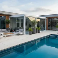 Pergola à lames orientables en aluminium, toit motorisé, portes coulissantes en verre, design étanche pour piscine, villa, cabanes, jardins