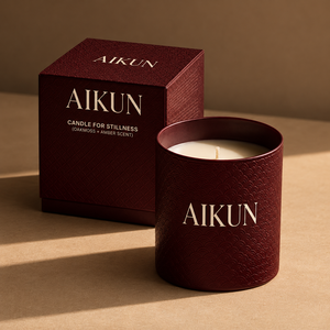 Bougie parfumée Aikun Oakmoss Amber Embossed Burgundy à une seule mèche dans un bocal en verre avec boîte cadeau rigide texturée pour la fragrance d'intérieur - Product Image 1