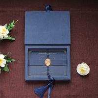 Boîte d'invitation personnalisée en velours bleu marine avec couverture rigide, impression dorée à chaud, fermeture à ruban à pompon, boîte d'emballage pour ensemble d'invitations d'anniversaire