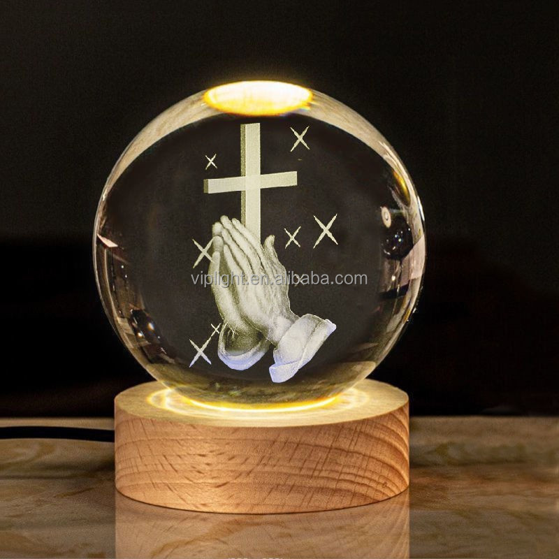 Lampada 3D Sfera Di Cristallo K9 Con Base In Legno - Incisione Laser Croce E Mano, Luce Notturna LED USB