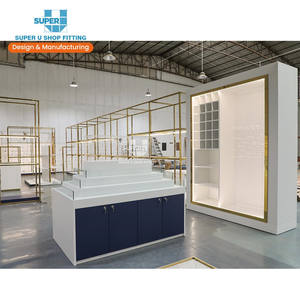 Espositori di Lusso Premium per Negozi di Borse e Valigie, Stand Personalizzabili Oro e Bianco per Boutique di Borse - Product Image 2