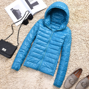 Veste d'hiver rembourrée pour <span class=keywords><strong>femme</strong></span> avec logo personnalisé, en duvet de canard blanc de haute qualité, avec sac, capuche intégrée - Product Image 4