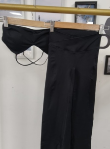Completi Yoga Donna Più Venduti: Nuova Tendenza Reggiseno Incrociato, Shorts a Vita a V Arricciati, Pantaloni Svasati, Tute Fitness Seamless Donna - Product Image 5