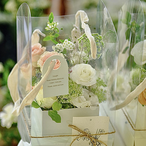 Vente en gros Boîte à fleurs carrée entièrement transparente en PVC design portable Emballage en <span class=keywords><strong>pot</strong></span> de plantes vertes Boîtes cadeaux en plastique - Product Image 2