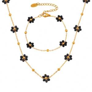 Nuevo Conjunto de Collar y Pulsera de Flor Margarita en Oro 18K, Cadena de Acero Inoxidable con Piedra Negra, Ideal para Aniversario - Product Image 1